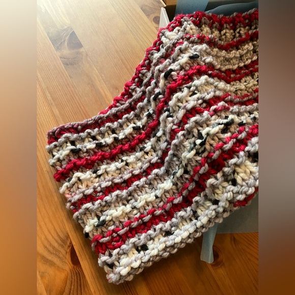 NWOT Red/grey/white infinity scarf - Picture 9 of 11